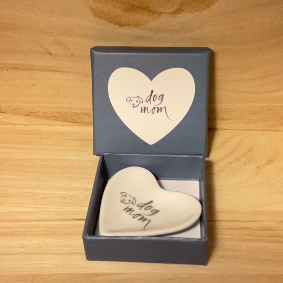 “dog mom” heart-shaped decorative tray in gift box - Picture 2 of 7